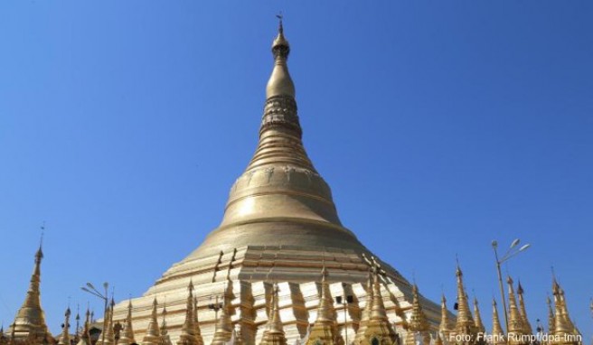 Der Shwedagon-Hauptstupa ist tonnenschwer mit Gold überzogen und auf der Spitze mit Edelsteinen und Diamanten dekoriert